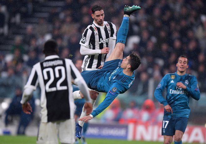 Cristiano Ronaldo je na poti v Torino, kjer ga spoštujejo navijači Juventusa, čeprav je italijanskemu velikanu v zadnjih petih sezonah nasul kar 10 golov.<br />
Foto Reuters