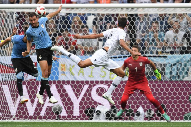 Raphael Varane je bil spretnejši in hitrejši od Urugvajca Cristhiana Stuanija pri golu za 1:0. Foto AFP