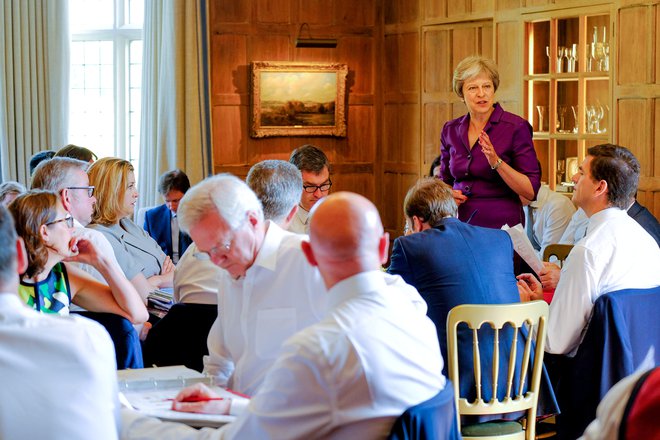 Britanska premierka Theresa May s člani njenega vladnega kabineta med celodnevnim sestankom na njeni podeželski rezidenci Chequers v bližini Londona. FOTO: Reuters