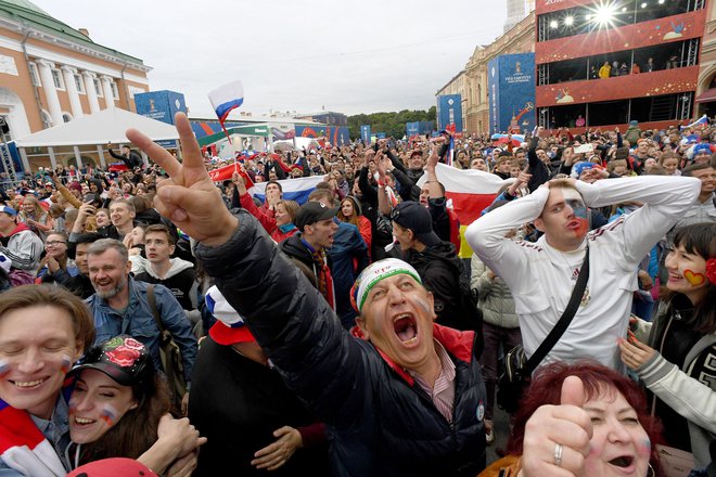 Na priljubljenem peterburškem trgu Konjušenaja se je na temovalni dan zvrstilo po 75.000 obiskovalcev. FOTO: AFP