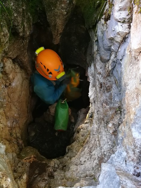 Zaradi ožin nosil s ponesrečencem ni mogoče prenesti iz jame. FOTO: Maks Merela