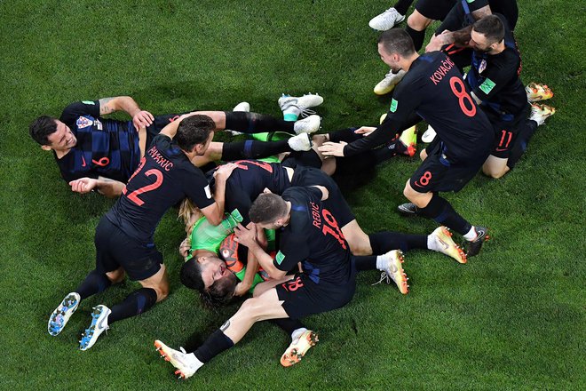 Hrvaški igralci so planili v objem vratarju Danijelu Subašiću. Foto Antonin Thuillier/AFP
