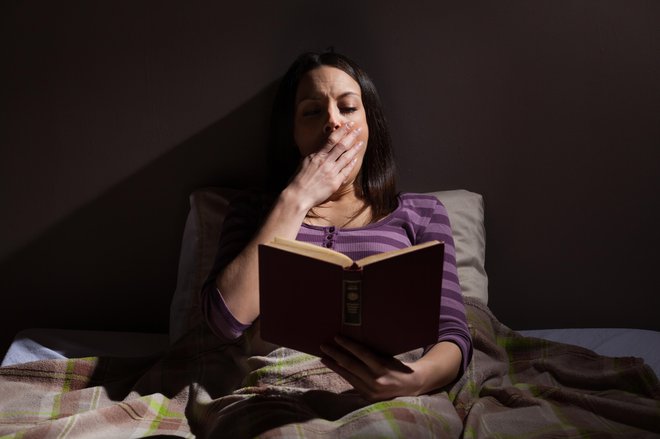 »Tema in svetloba sta povezani z našim spanjem, pri katerem sicer še nimamo jasnega odgovora, zakaj sploh moramo spati. Vemo pa, kaj se zgodi, če ne spimo.« FOTO: Getty Images/iStockphoto