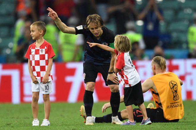 Luka Modrić je proslavil zmago s sinom Ivanom in hčerko Emo, desno strelec dveh golov (v podaljšku in pri streljanju enajstmetrovk) Domagoj Vida.<br />
Foto AFP