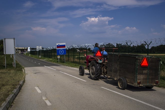 &raquo;Za zajezitev tokov čez Zahodni Balkan bi morala EU zunanje schengenske meje med Slovenijo in Hrvaško zavarovati z lastno Frontexovo misijo,&laquo; pravi bavarski notranji minister Joachim Herrmann. FOTO: Voranc Vogel