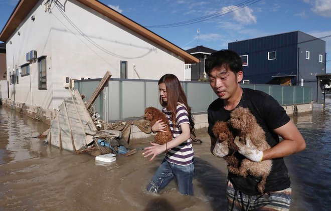 Skupno so okoli 3,6 milijona ljudi v 18 prefekturah pozvali, naj zapustijo svoje domove. FOTO: AFP