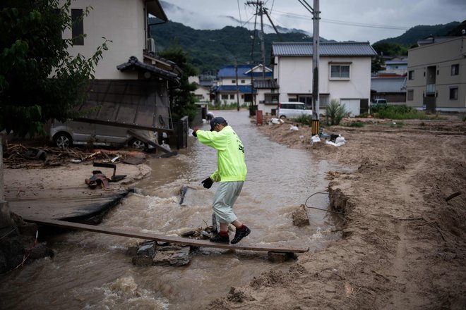 Rekordne padavine beležijo v številnih prefekturah, vključno s Hirošimo, kjer je bilo največ smrtnih žrtev. FOTO: AFP