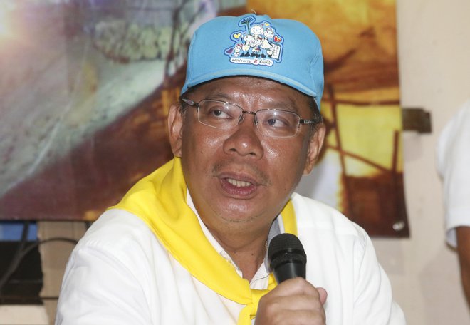 Vodja akcije <strong>Narongsak Osatanakorn</strong> je na novinarski konferenci razložil, zakaj so nadaljnje reševanje prestavili za vsaj deset ur. FOTO: AP