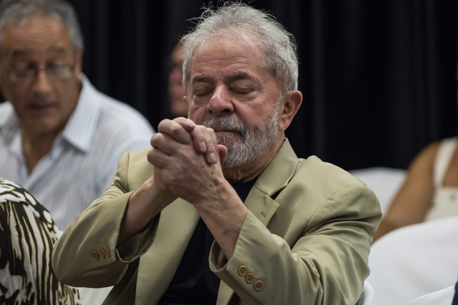 Tako je to v Braziliji - zaprt bi moral biti dvanajst let, a gre bivši predsednik Lula iz zapora že po treh mesecih. FOTO: AFP