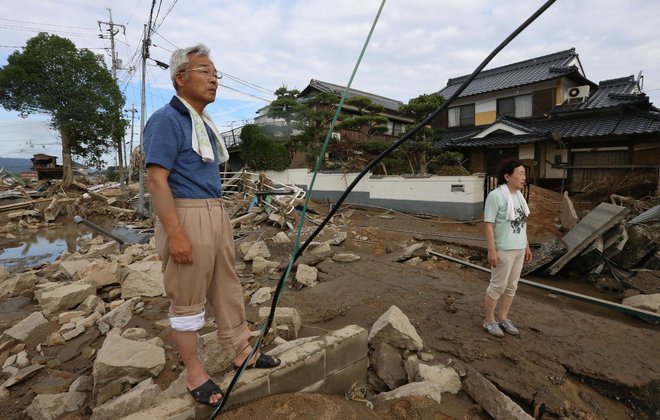 Številni prebivalci ne morejo verjeti svojim očem, kako hudo je udarila narava. FOTO: AFP
