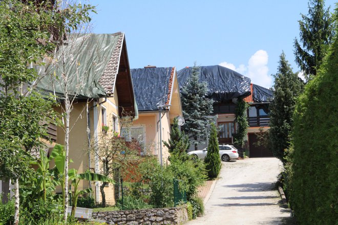 Če ledene krogle razbijejo strešnike in okna avtomobilov, ni nič varno. Foto Simona Fajfar/Delo