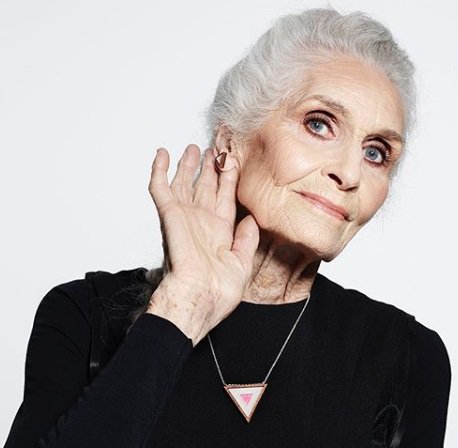 Daphne Selfe, britanska manekenka, ki pri 90. letih š vedno dela. Foto Instagram