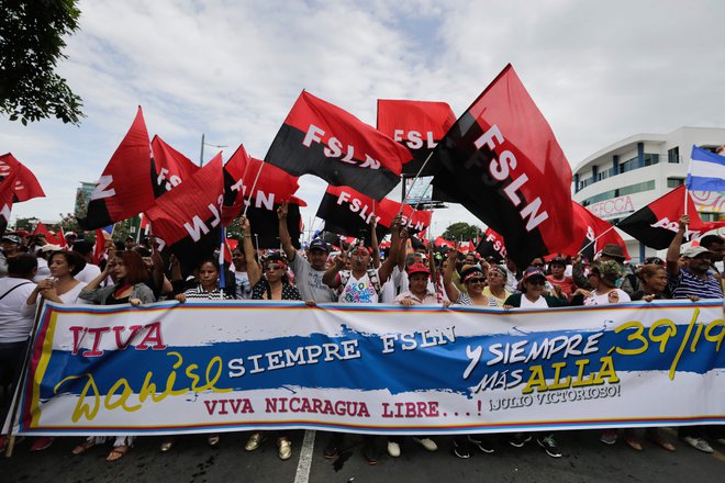 Ortegovi podporniki v soboto v Managui. FOTO: Inti Ocon/AFP