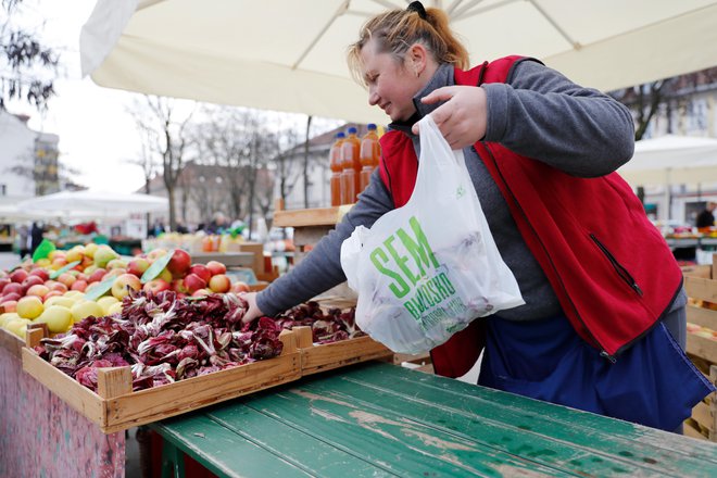 Dobra praksa: na mestni tržnici so že lani začeli uvajati razgradljive vrečke. Foto Uroš Hočevar