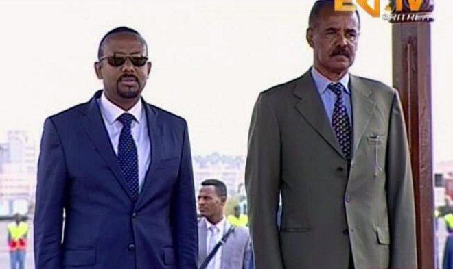 Včeraj sta se v eritrejski prestolnici Asmara srečala etiopski predsednik vlade Abiy Ahmed (levo) in eritrejski predsednik Isaias Afwerki. FOTO: ERITV via AP