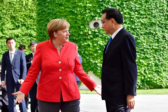 Nemška kanclerka Angela Merkel in kitajski premier Li Keqiang sta v Berlinu razpravljala tudi o grozeči trgovinski vojni zaradi Trumpovih dvigov carin. FOTO:&nbsp;Tobias Schwarz/ AFP