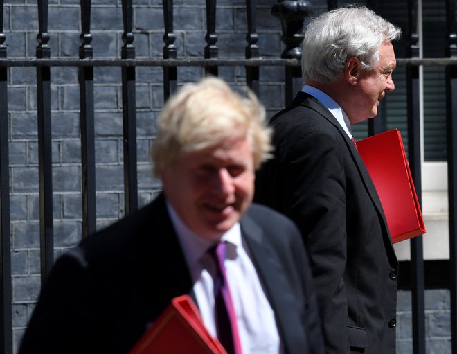 Politična blokada v Združenem kraljestvu, ki je bila do sedaj identificirana kot ključni vzrok za počasnost pogajalskega procesa, z odhodom Johnsona in Davisa brez dvoma prehaja v novo, akutno fazo. FOTO: Reuters