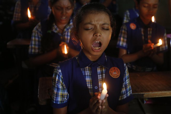 In ves svet začne opazovati jamo Tam Luang, nekdo si zelo želi, da bi vsi prišli iz nje živi in zdravi, nekdo moli k božanstvu dežja ...FOTO: Ajit Solanki/AP