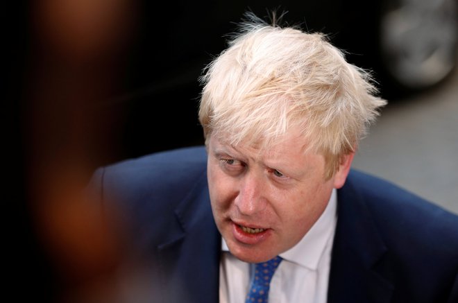 Boris Johnson je v odstopnem pismu opozoril, da premierkina strategija vodi v nepopoln brexit. FOTO: REUTERS/Francois Lenoir&nbsp;