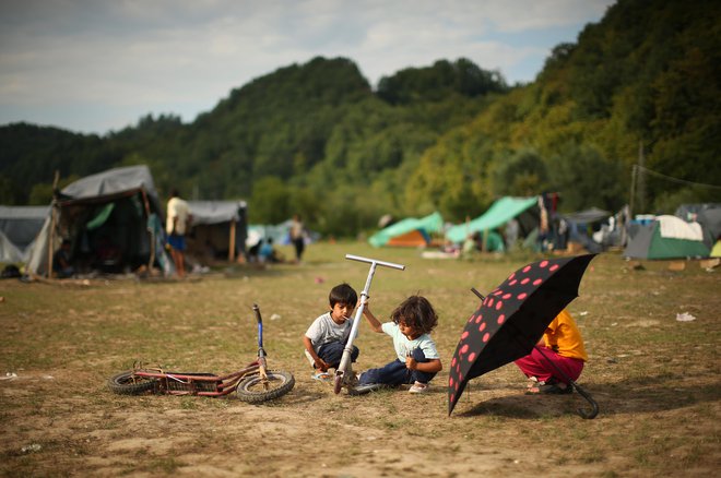 Otroci v improviziranem kampu na obrobju mesta. Velika Kladuša, Bosna in Hercegovina. FOTO: Jure Eržen/Delo