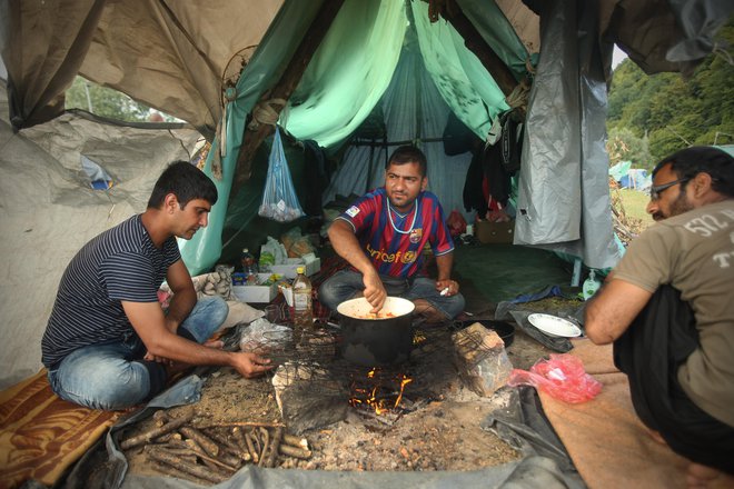 Pakistanski migranti kuhajo večerjo v improviziranem kampu na obrobju mesta. Velika Kladuša, Bosna in Hercegovina. FOTO: Jure Eržen/Delo