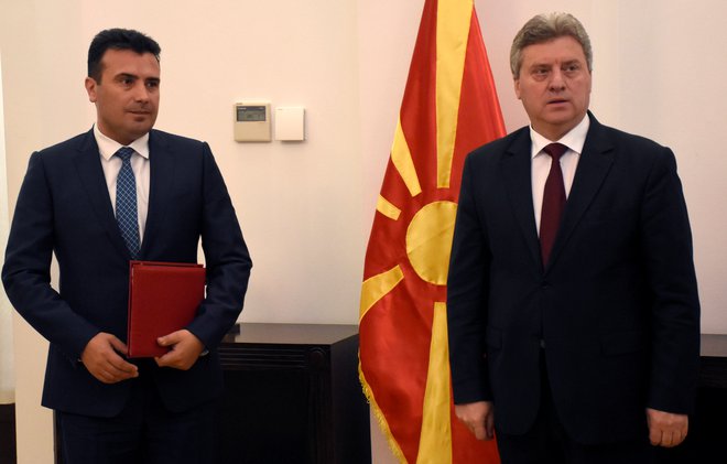 Makedonski predsednik Gjorge Ivanov (desno) opozarja, da je premier Zoran Zaev zavajal javnost. FOTO: Reuters