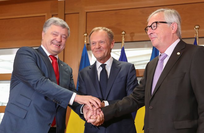 Ukrajinski predsednik Petro Porošenko, predsednik evropskega sveta Donald Tusk in predsednik evropske komisije Jean-Claude Juncker na srečanju Ukrajine in Unije v Bruslju. FOTO: Olivier Hoslet/Reuters