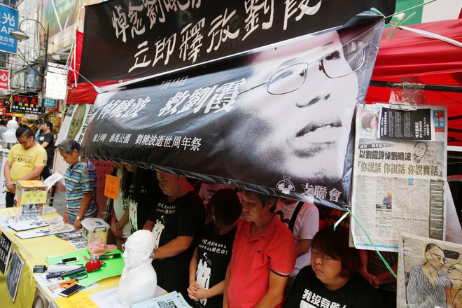 Prodemokratski aktivisti so se v Hongkongu z minuto molka spomnili Liu Xiaoboja in proslavili odhod njegove vdove Liu Xia na svobodo v Berlin. FOTO: Reuters