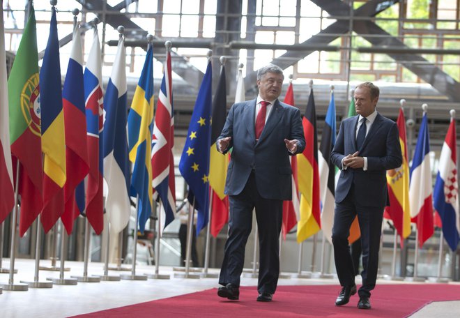 Predsednik evropskega sveta Donald Tusk (desno) in ukrajinski predsednik Petro Porošenko v ponedeljek v Bruslju. FOTO: Virginia Mayo/AP