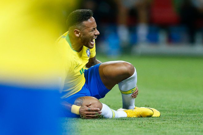 Skupaj je Neymar na tekmah preležal več kot 15 minut. FOTO: Benjamin Cremel/Afp