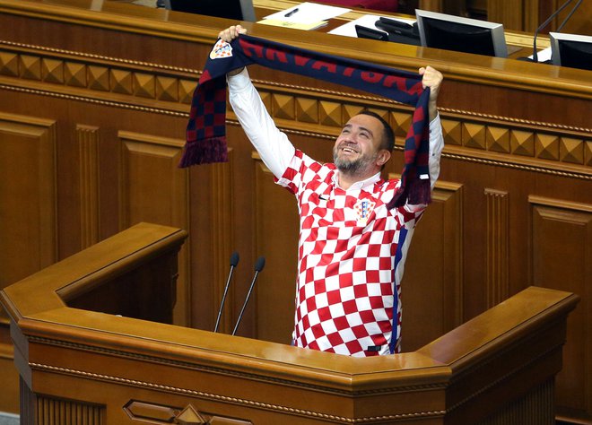 Andrej Pavelko se je danes v parlamentu pojavil v kockastem dresu Ivana Rakitića. Foto Oleksandr Kosmač/AFP