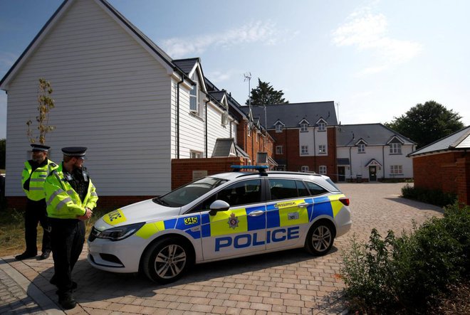 Par so našli nezavesten v Rowleyjevi hiši v vasi Amesbury. Foto Henry Nicholls/Reuters