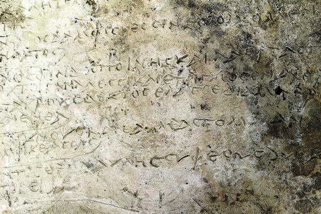 Za zdaj še nedatiran zapis na glineni plošči, ki so jo nedavno izkopali grški in nemški arheologi. Foto:Reuters