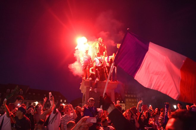 Po zmagi nad Belgijo so domoljubna čustva preplavila celotno Francijo. Foto AFP