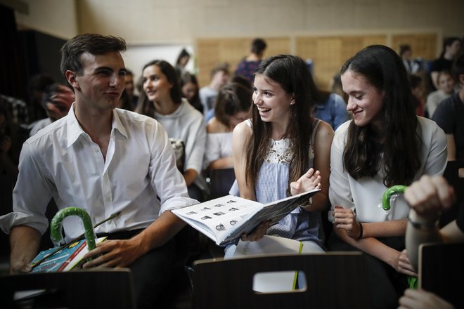 Dijaki viške gimnazije so se dopoldne razveselili maturitetnih rezultatov. FOTO: Uroš Hočevar