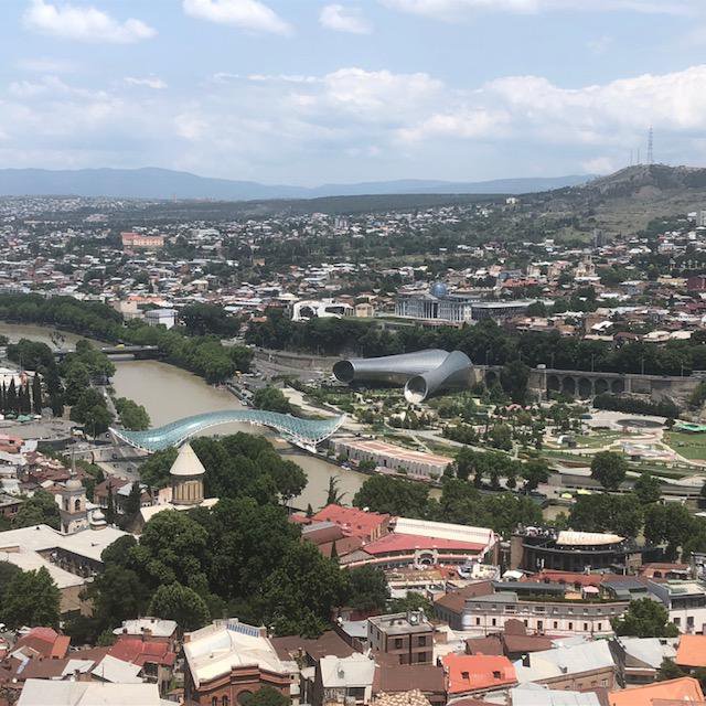 Tbilisi, glavno mesto Gruzije. Nekateri novinarji iz evropskih držav smo ga obiskali na povabilo generalnega direktorata evropske komisije za sosedstvo in širitvena pogajanja. FOTO: Mimi Podkrižnik