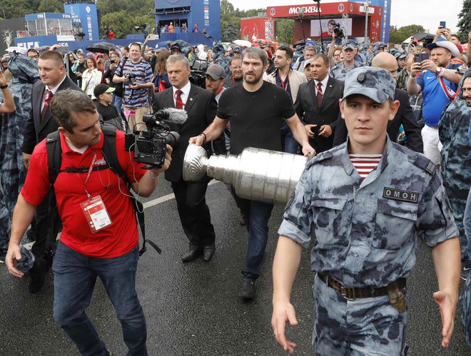 Aleksandr Ovečkin je v navijaško cono svetovnega prvenstva prinesel Stanleyjev pokal.<br />
FOTO Reuters