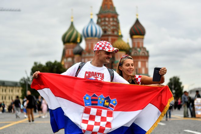 Hrvaška navijača na Rdečem trgu v Moskvi.&nbsp;FOTO: AFP