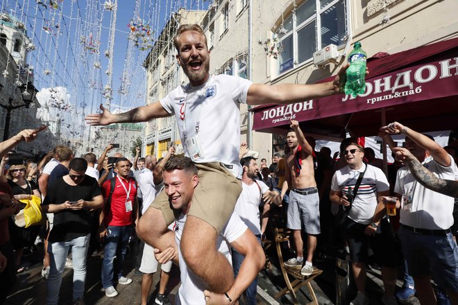 Tudi angleški navijači v središču Moskve so dobro razposajeni. FOTO: Reuters