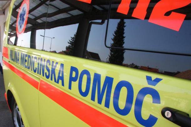 Reševalci so v UKC Ljubljana odpeljali pet oseb. FOTO: Delo