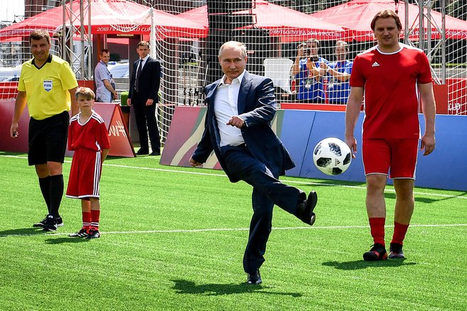 Vladimir Putin je z organizacijo SP svetu vnovič dokazal, da največja država na svetu brez večjih težav spravi pod streho tudi največje logistično-varnostne izzive. Foto Yuri Kadobnov/Afp