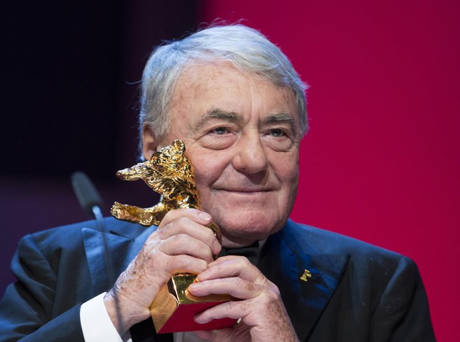 Claude Lanzmann je bil zelo ponosen, da je leta 2013 za življenjsko delo prejel berlinskega filmskega medveda.<br />
Foto AP