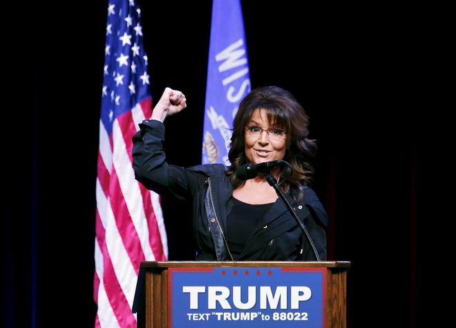 Sarah Palin je prepričana, da je to, kar dela britanski igralec, sramotno. FOTO: Kamil Krzaczynski/Reuters