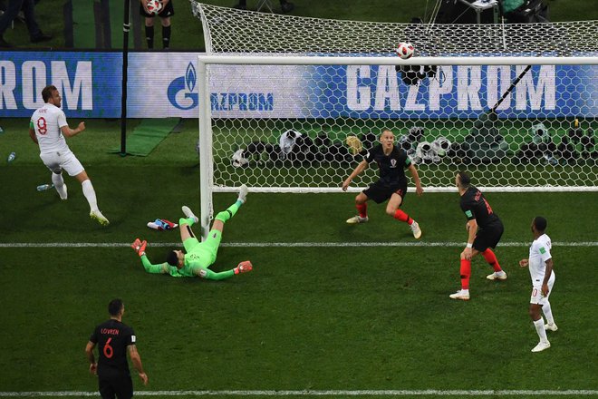 Harry Kane je imel imenitno priložnost, da bi Anglijo popeljal v vodstvo z 2:0, vendar žoga ni hotela v mrežo. FOTO: AFP