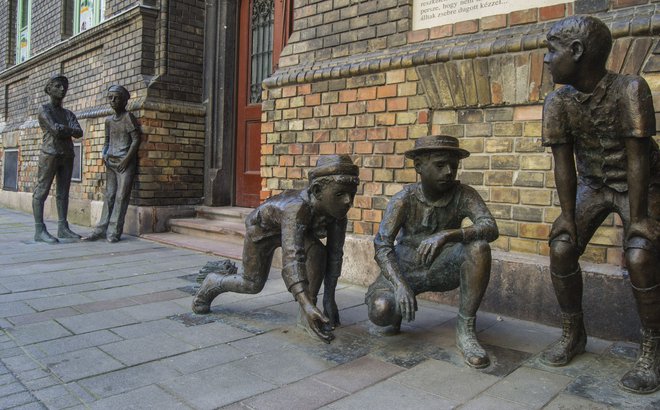 Če se boste sprehajali po Budimpešti, boste morda naleteli na bronaste kipe dečkov iz Pavlove ulice.