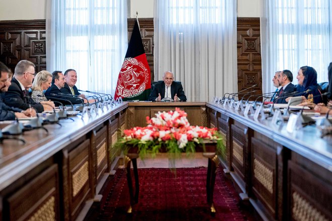 Ameriški državni sekretar Mike Pompeo se je ta teden v Afganistanu sestal s predsednikom Ašrafom Ganijem. FOTO: Andrew Harnik/AFP