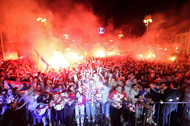 Povsod na Hrvaškem so tisoči navijačev ekstatično proslavljali največji zgodovinski uspeh hrvaškega nogometa. A kako bo šele v nedeljo? FOTO: AP