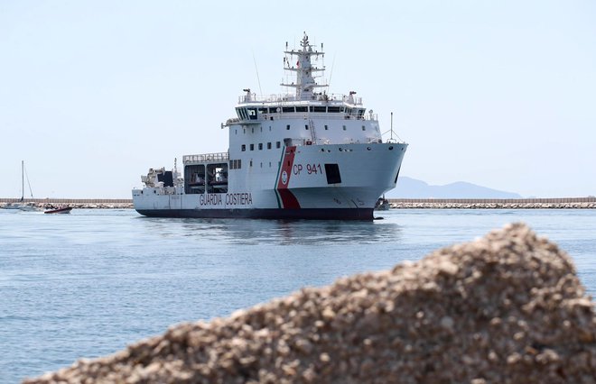 Rim je v ponedeljek prepovedal vplutje italijanske oskrbovalne ladje, ki je v Sredozemskem morju konec prejšnjega tedna rešila več ljudi. FOTO: AP