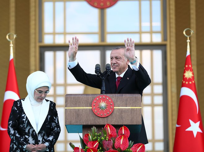 Turški predsednik&nbsp;Recep Tayyip Erdoğan je zaprisegel v družbi vedno primerno spodobno pokrite žene Emine. FOTO: AFP