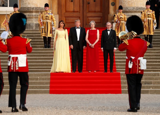 Ameriški predsedniških par pri gostiteljih večerje &ndash; britanski premierki in njenem možu. FOTO: Kevin Lamarque/Reuters